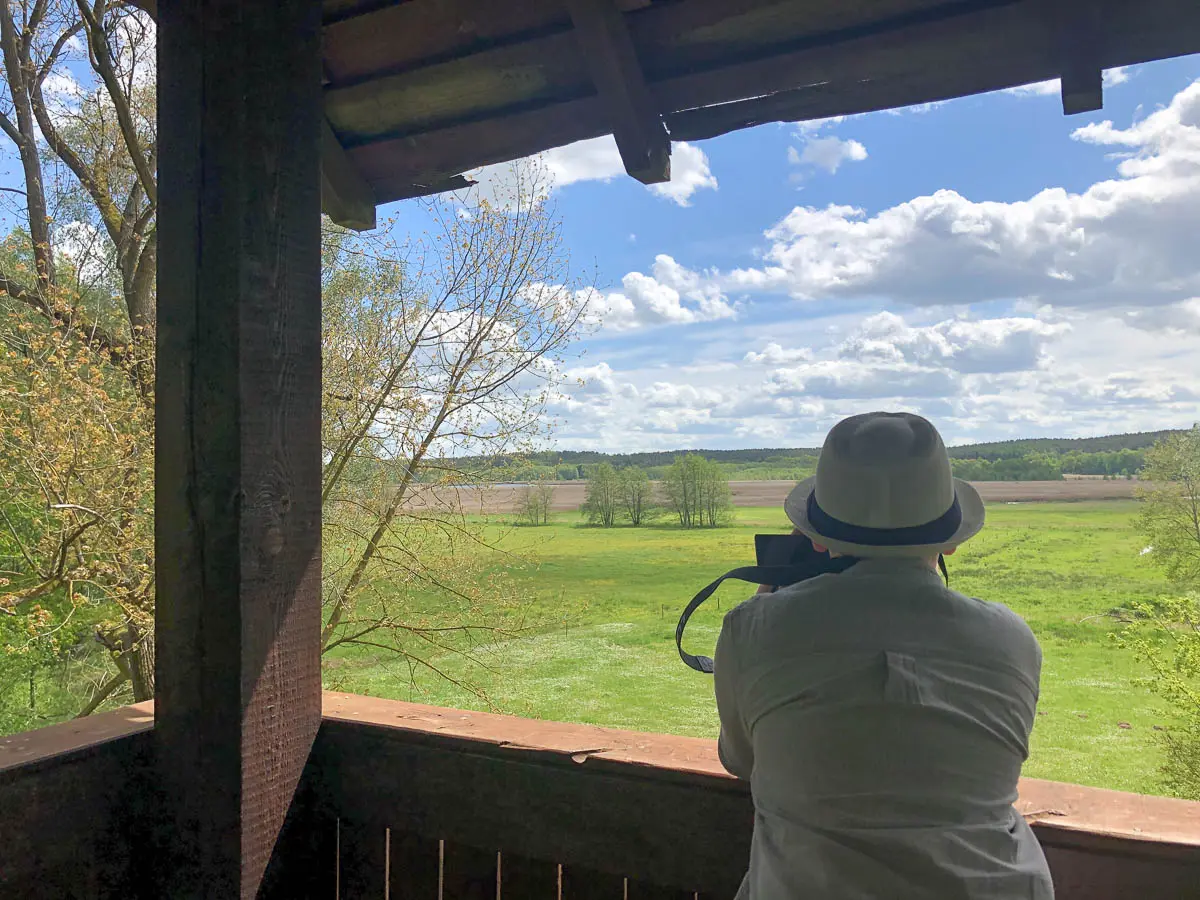 Kind auf einem Aussichtsturm