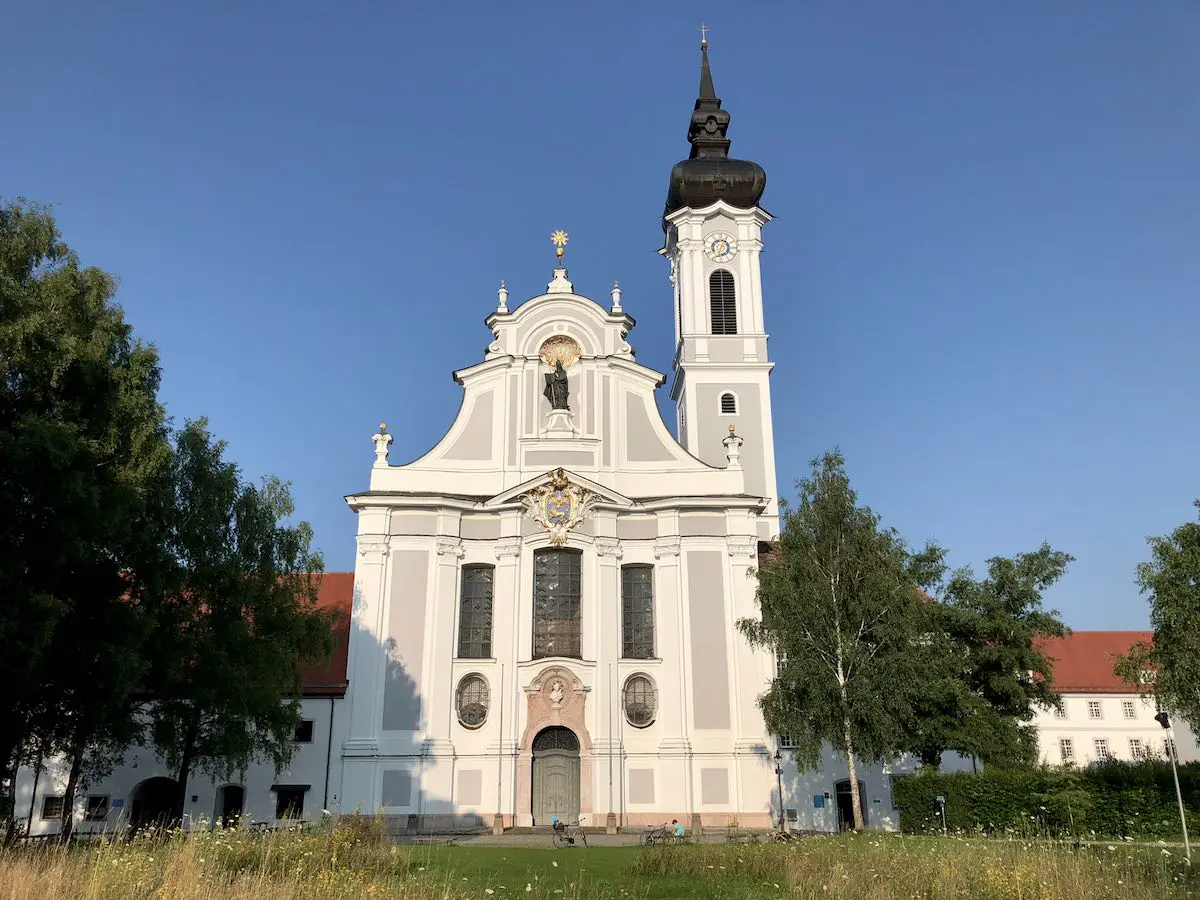 Marienmünster in Dießen am Ammersee (Pfaffenwinkel) im Abendlicht