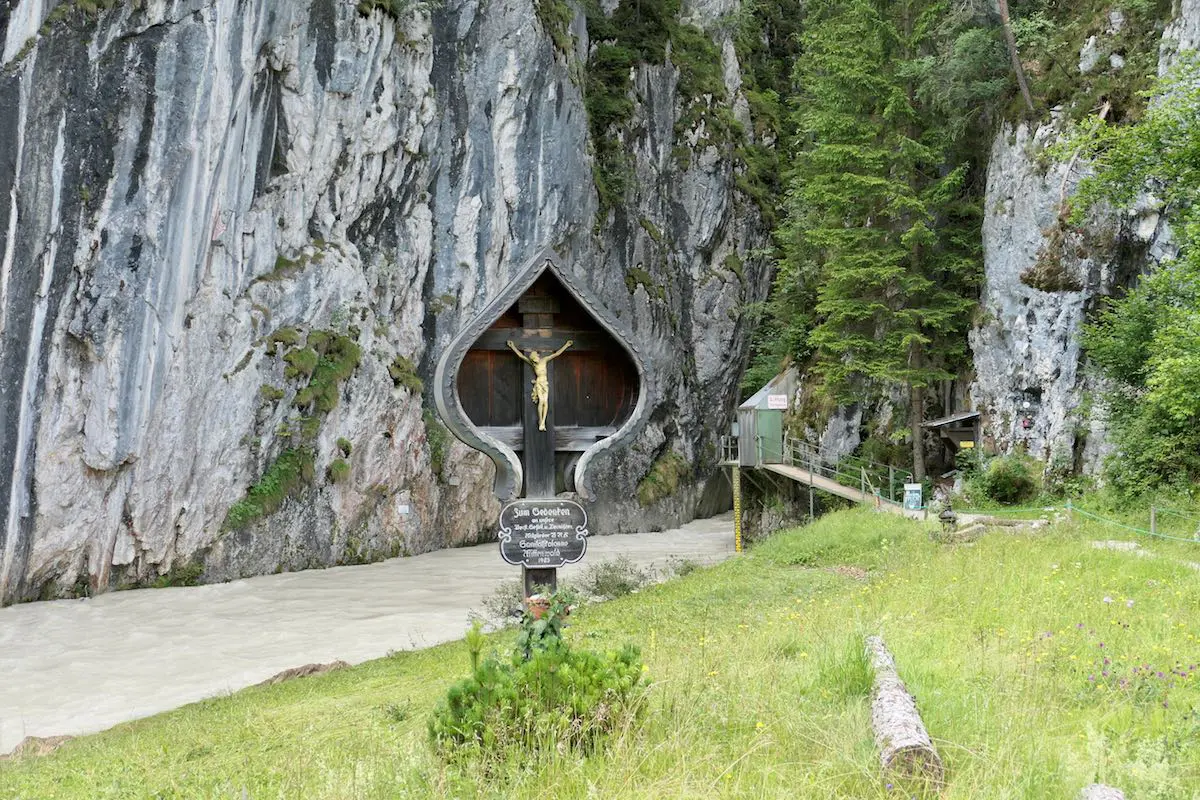 Eingang zum Wasserfallweg an der Leutschaer Geisterklamm mit Marterl