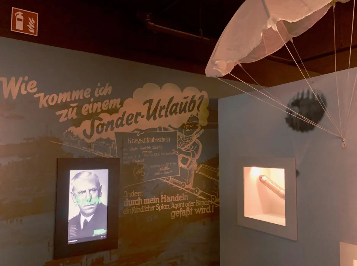Ausstellungswand 50er Jahre im Spionagemuseum Berlin
