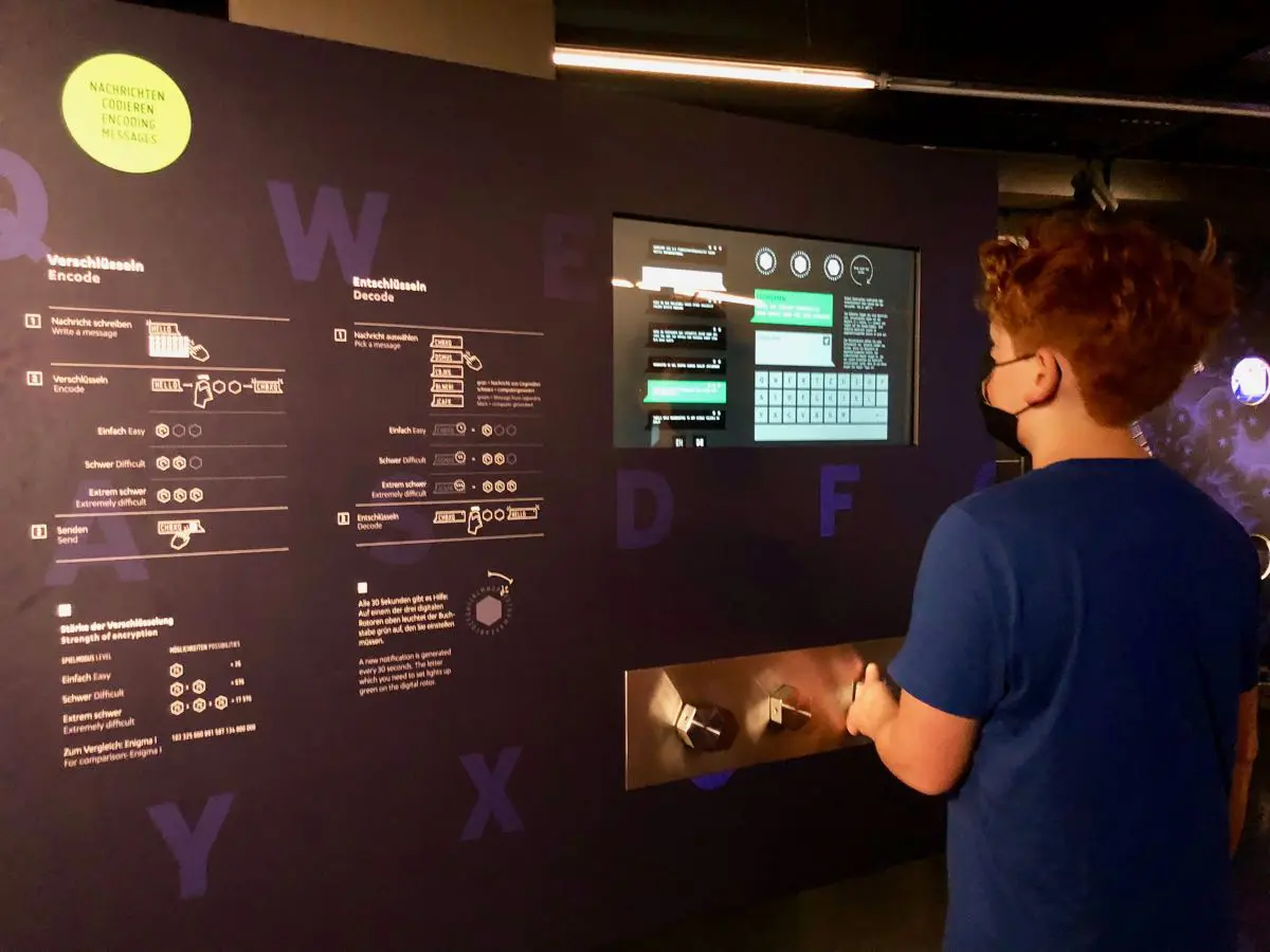 Kind am Decodierer im Spionagemuseum Berlin