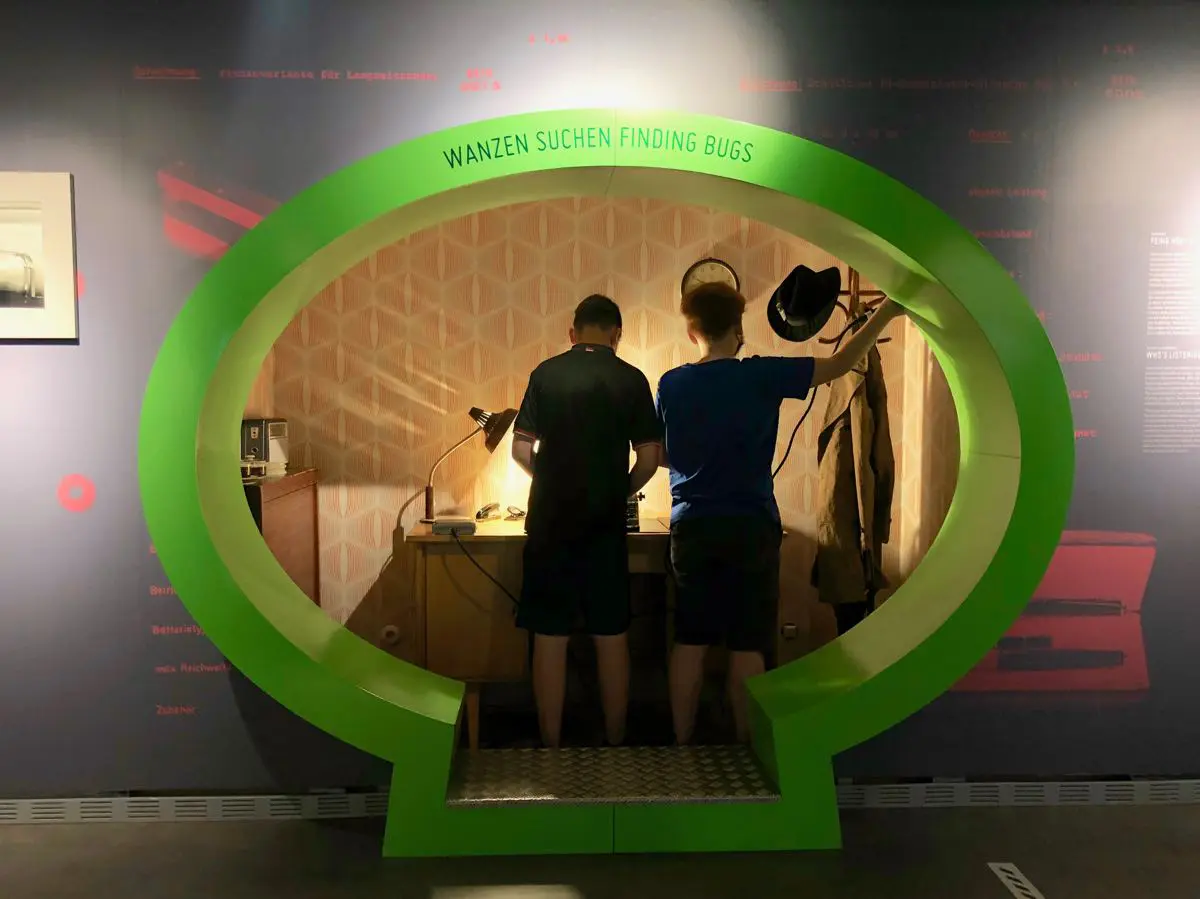 Wanzen suchen im Spionagemuseum Berlin