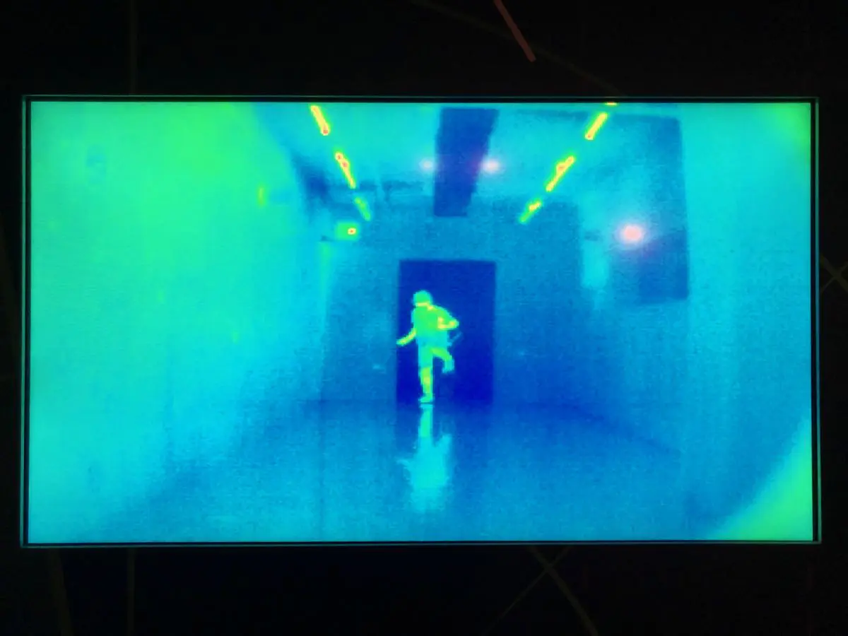 Kind im Laserparcours im Spionagemuseum Berlin