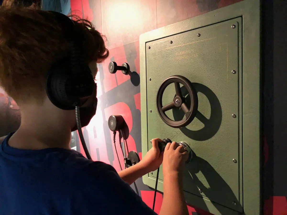 Kind beim Tresor knacken im Spionagemuseum Berlin