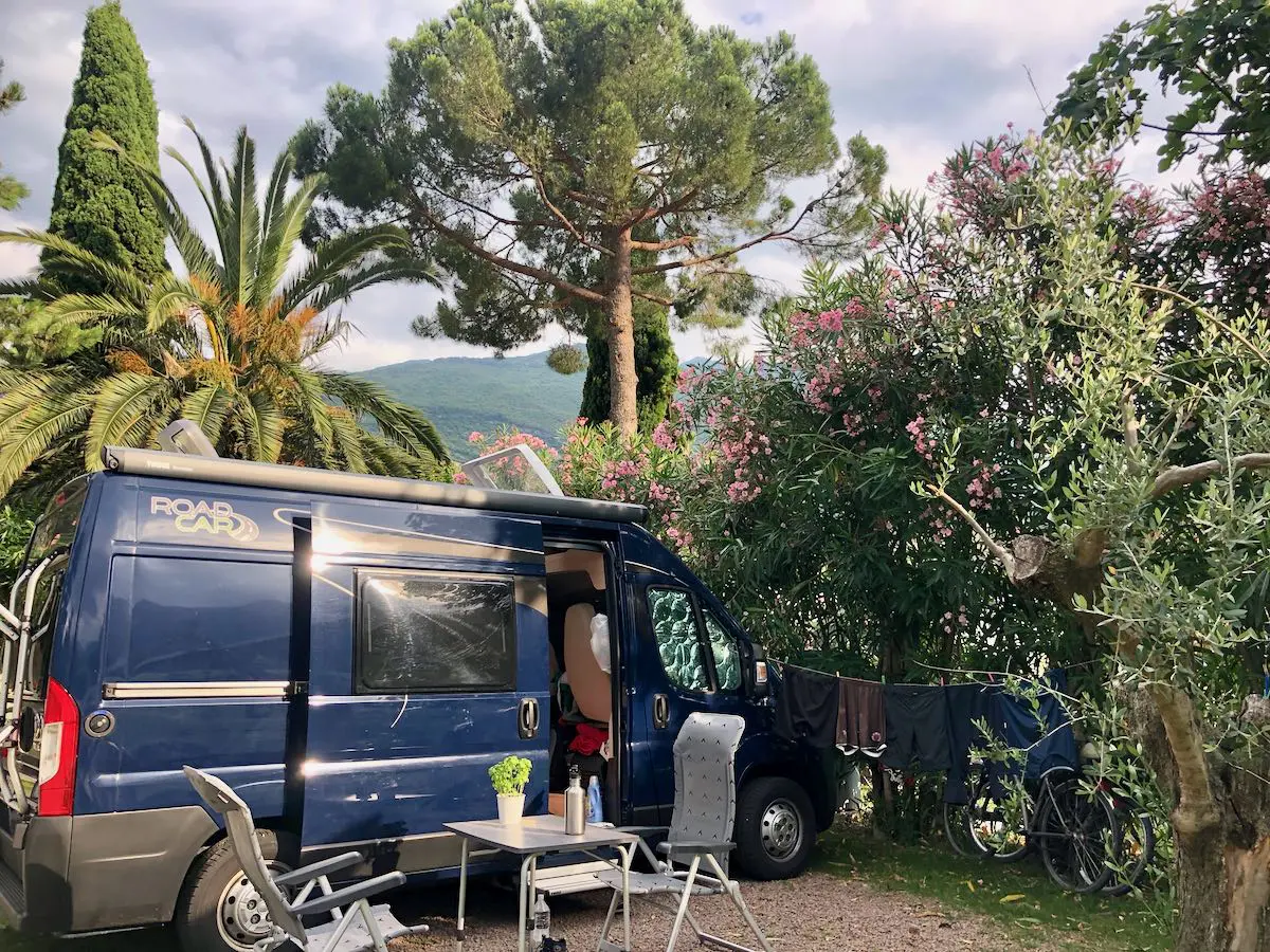 Wohnmobil-Stellplatz am Gardasee auf dem Camping Al Porto beim Roadtrip durch Norditalien