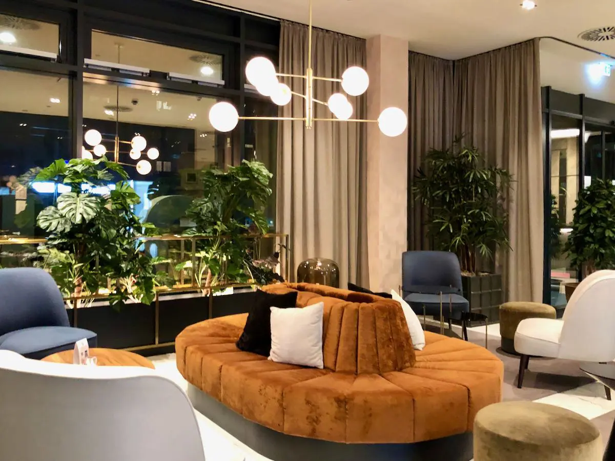 Lobby im NH Hotel Mannheim mit Kindern