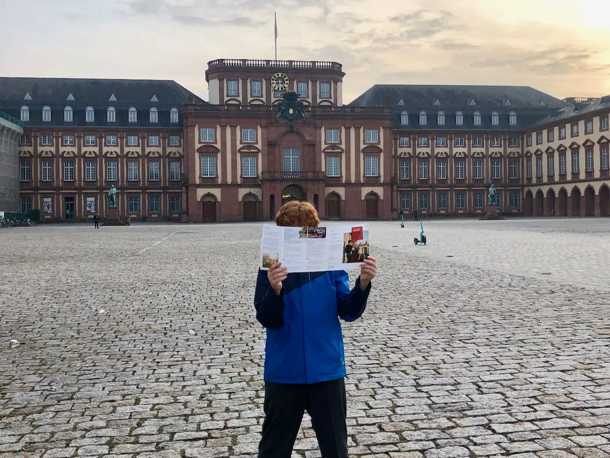 Schlossplatz am Barockschloss von Mannheim mit Kind