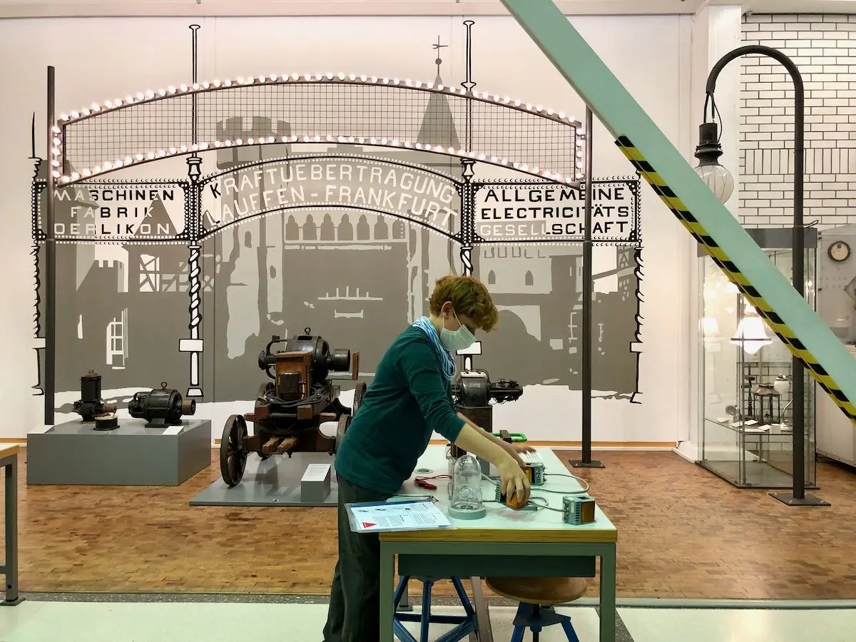 Technoseum Mannheim mit Kind an Experimentierstation