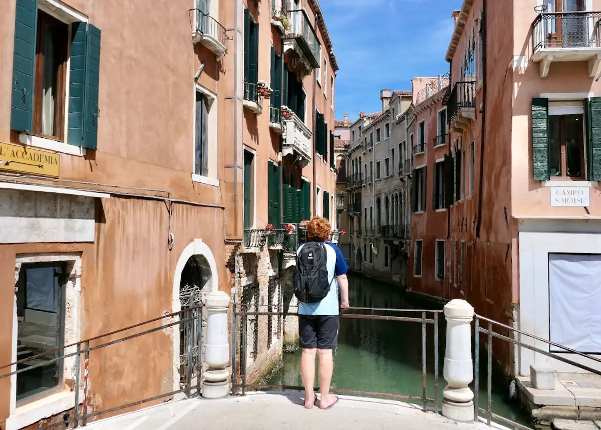 Venedig mit Kind auf Brücke und Blick über einen Kanal