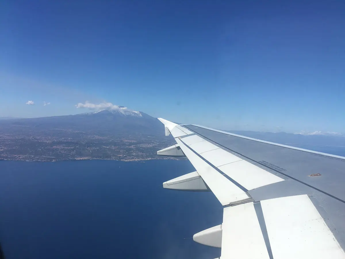 Flugzeugflügel vor dem Ätna