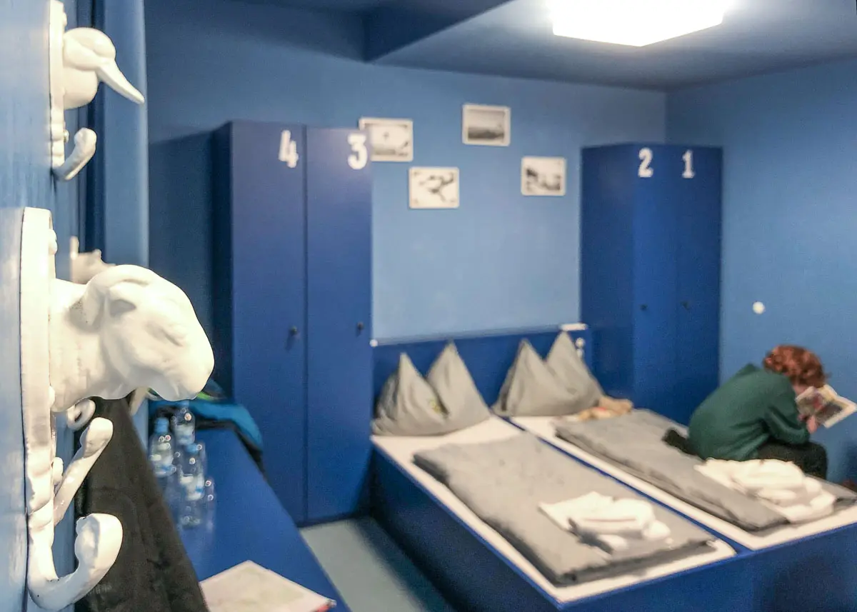 Zimmer in der Jugendherberge Oberammergau mit Kind, das auf dem Bett liest