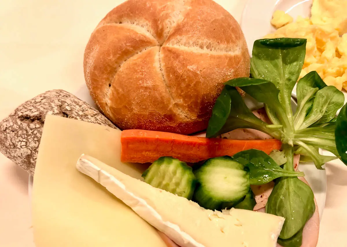 Frühstück mit Brötchen, Käse. Wurst und Salat