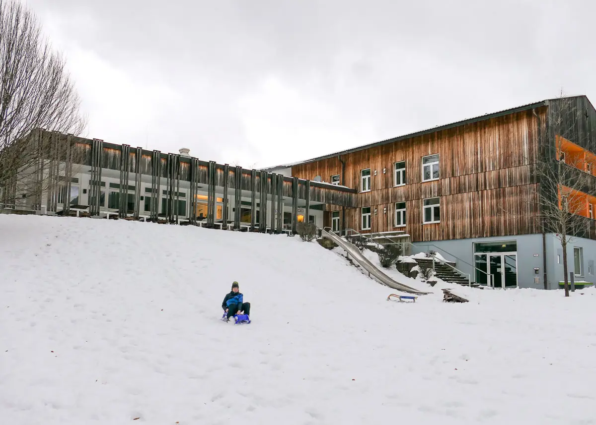 Jugenherberge Oberammergau mit Kindern beim Schlittenfahren