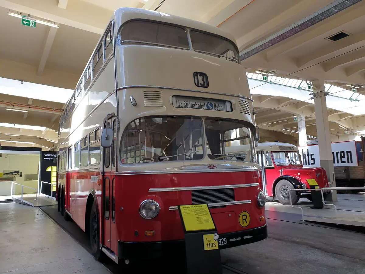 historischer Doppeldecker-Bus im Verkehrsmuseum Wien