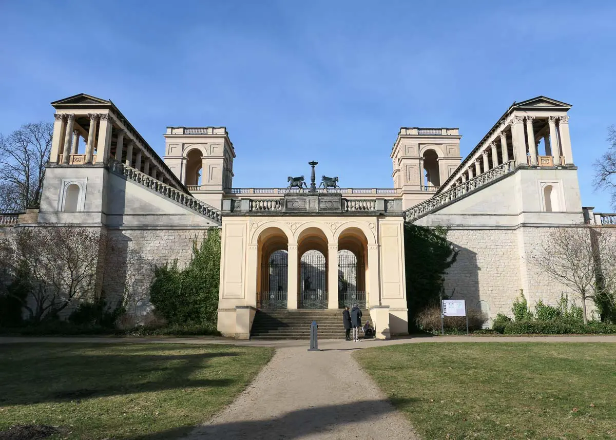 Belvedere Pfingtberg - Frontaler Blick auf die esamte Anlage