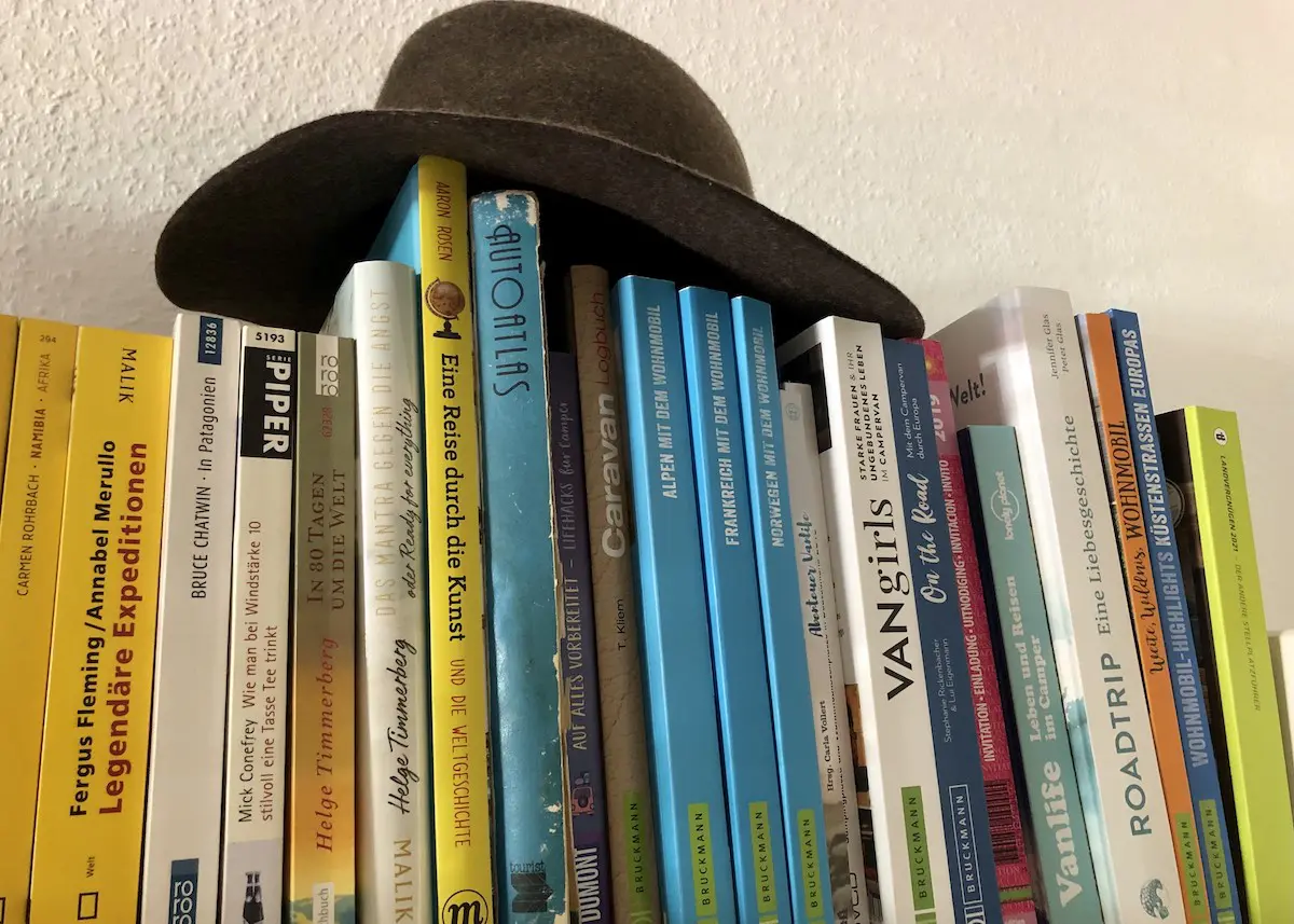 Bücher über Abenteuer und Reisen im Regal