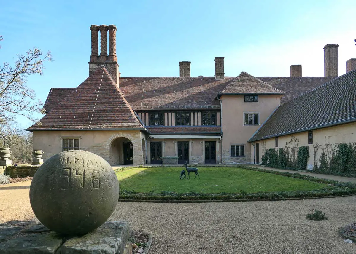 Schloss Cecilienhof mit Kugeln zur Erinnerung an die Potsdamer Konferenz