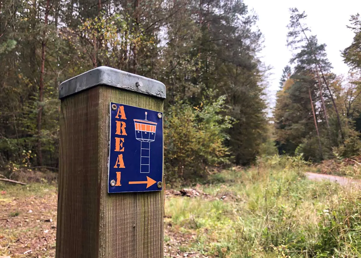 Wegweiser am Wanderweg zum Lost Place Area 1 im südlichen Pfälzerwald