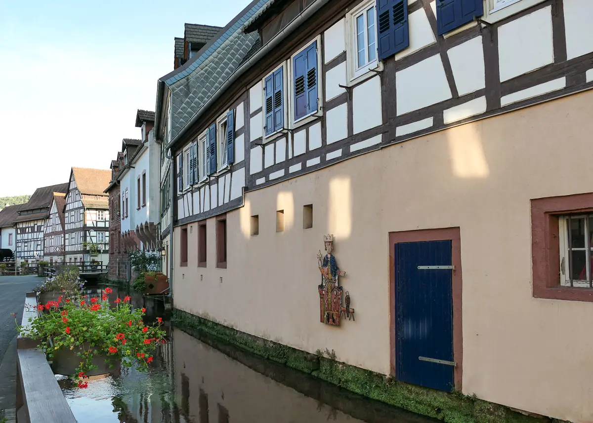 Fachwerkstadt Annweiler mit Bach