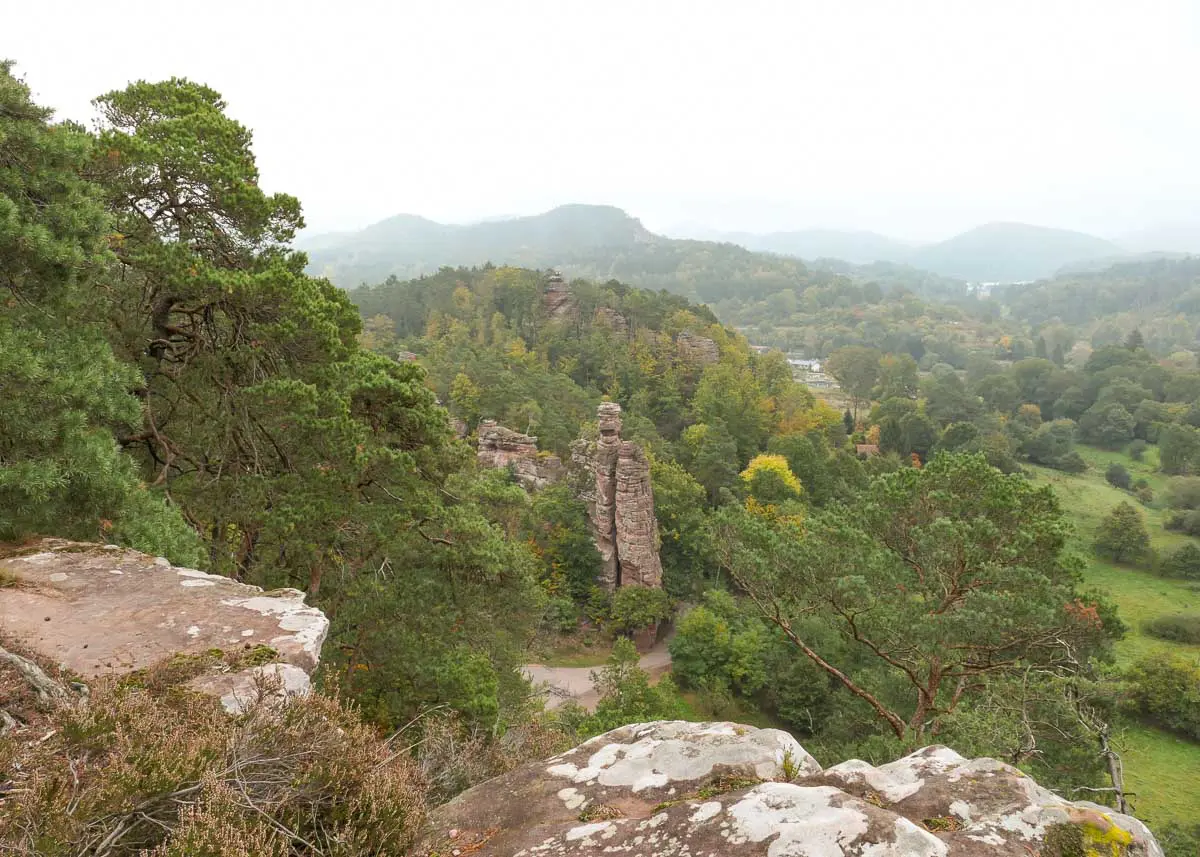 Aussicht vom Dahner Felsenpfad auf die Felsen Braut und Bräutigam