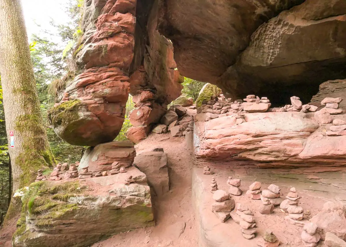 Felsenbrücke mit Steinmännchen im Dahner Felsenland