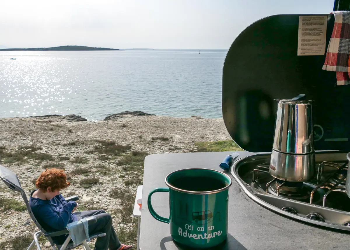 Camping in IStrien direkt am Meer mit Kind vor dem Wohnmobil
