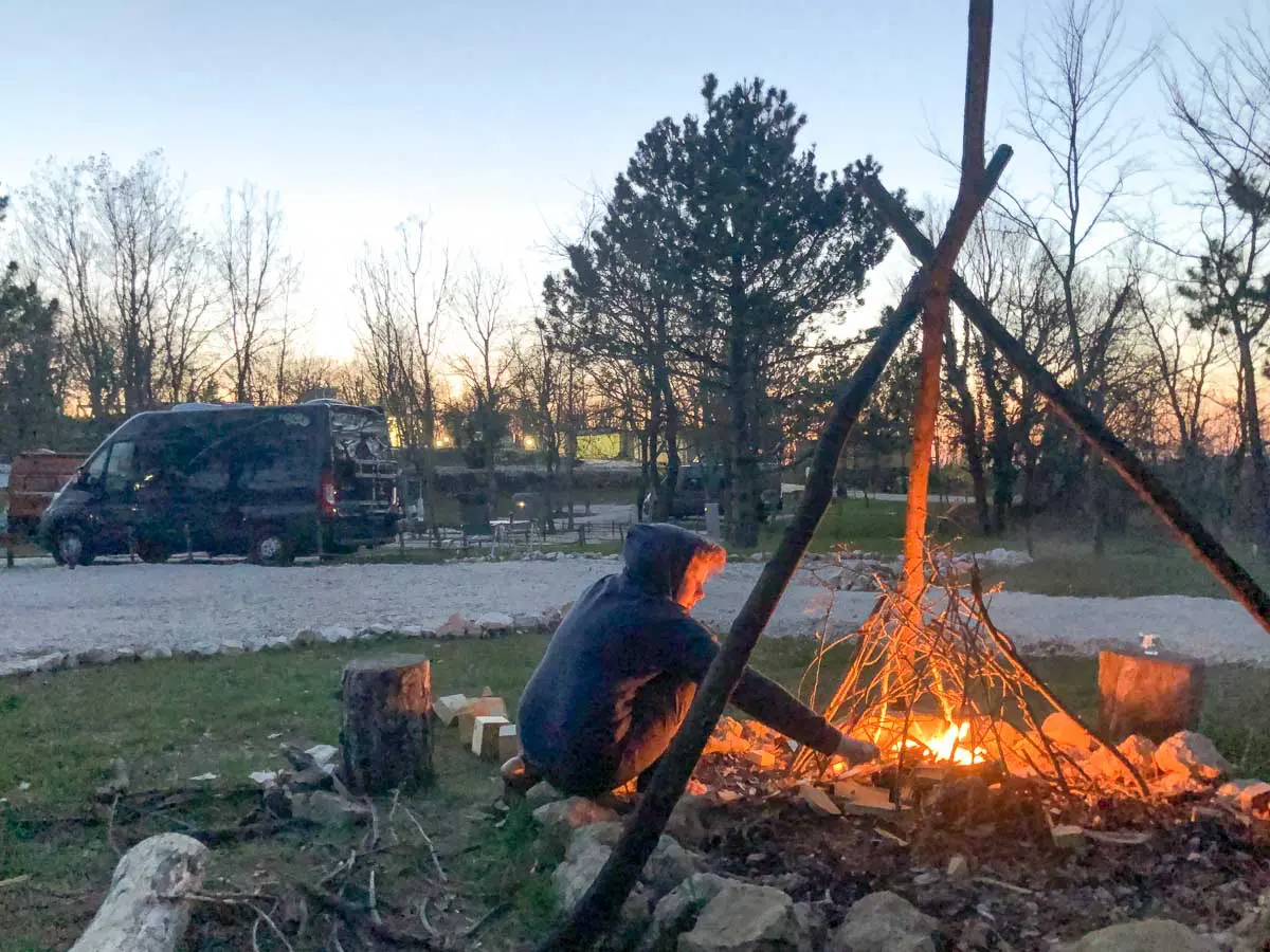 Kind am Lagerfeuer beim Camping in Istrien