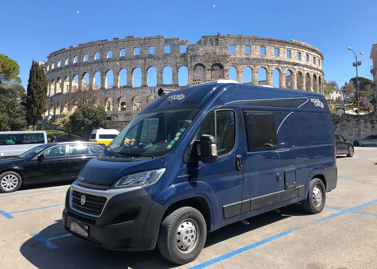Wohnmobil vor der Arena Pula, Istrien