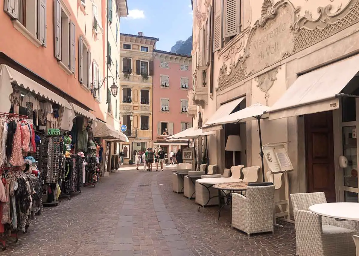 Straße in der Altstadt von Riva del garda
