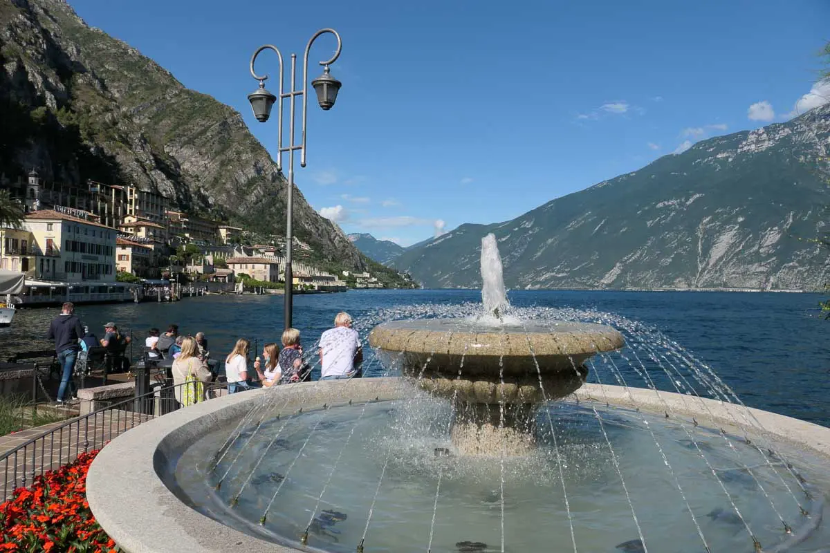 Uferpromenade in Limone am Gardasee mit Springbrunnen