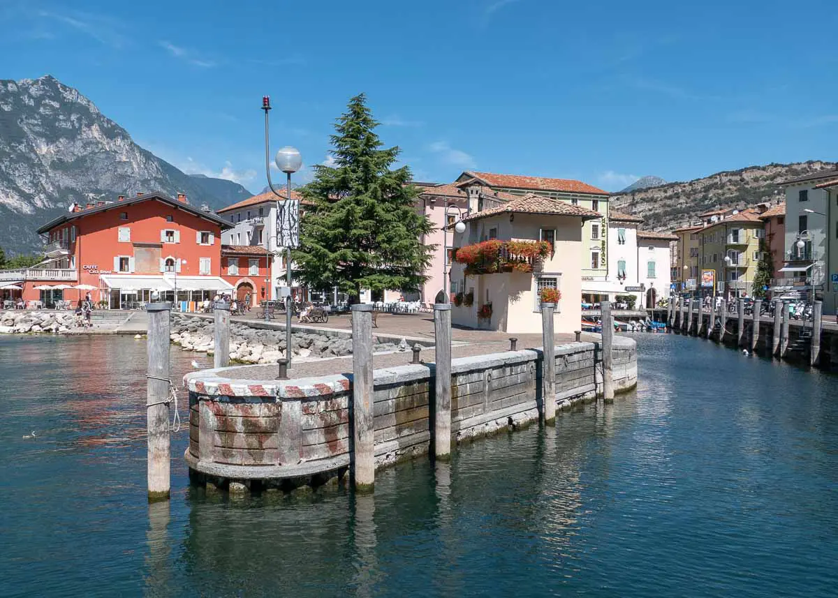 Mole im Fischerhafen von Torbole mit historischem Zollhaus