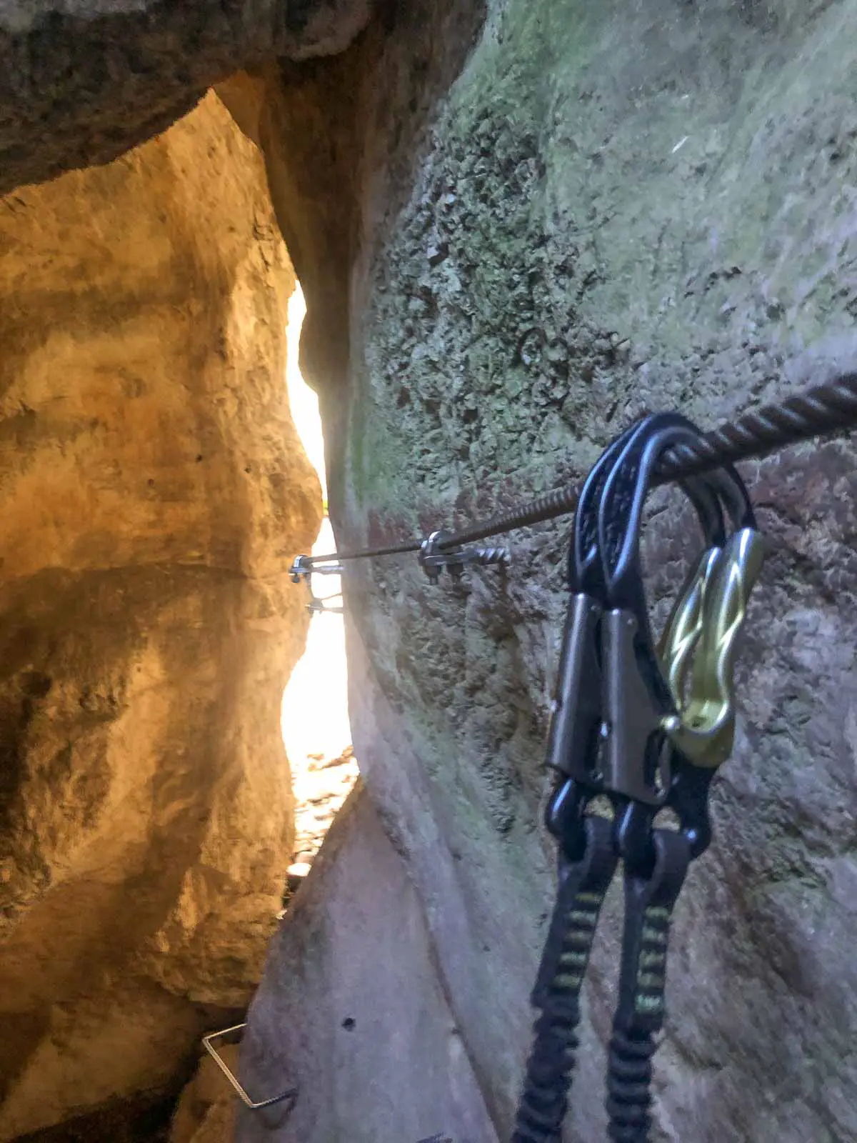 Klettersteig mit Kletterhaken, Seil am Fels, Via Ferrata Rio Sallagoni
