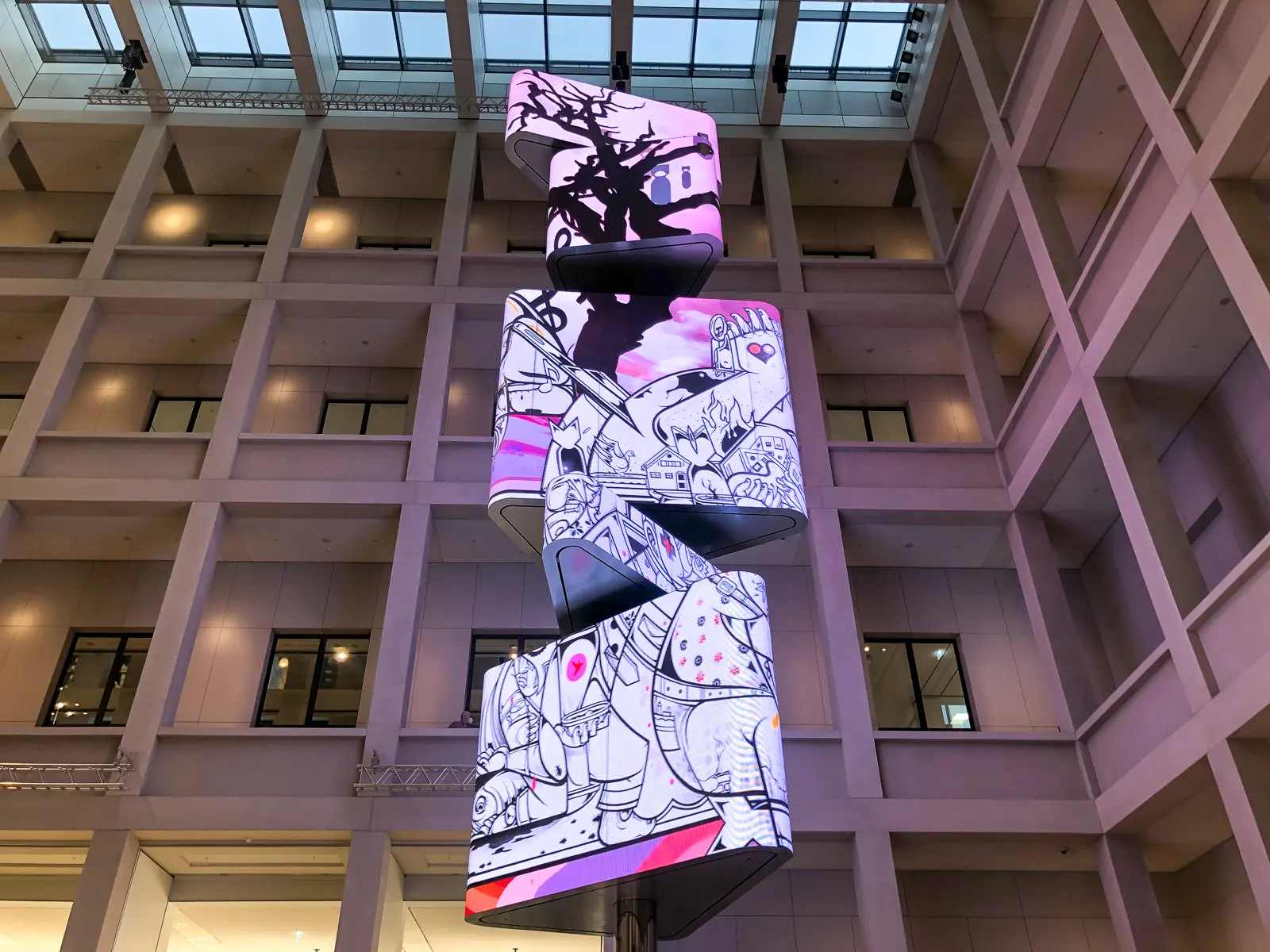 Innenhof im Humboldtforum mit Kunstinstallation