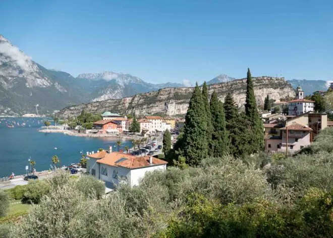 Das Garda Trentino mit seinen Sehenswürdigkeiten von einem Aussichtspunkt in Torbole gesehen