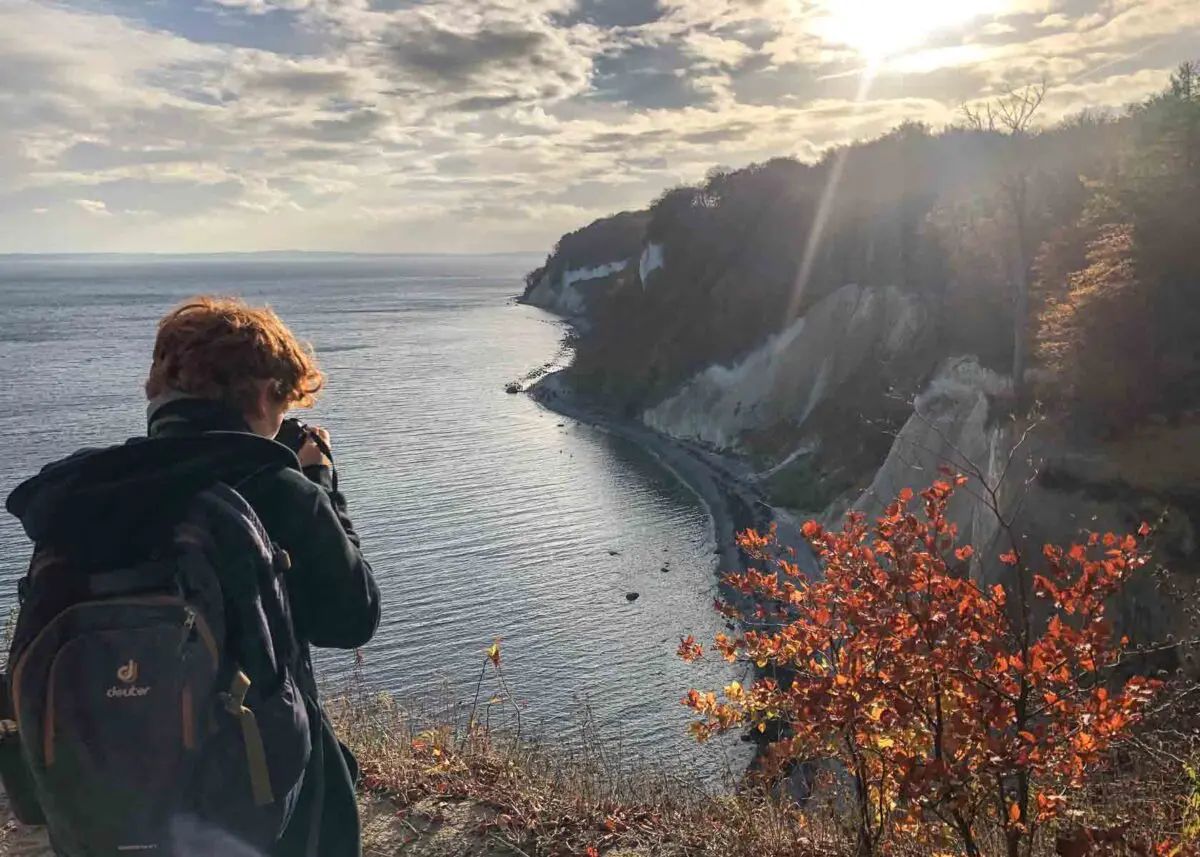Kind mit Ausblick über die Kreidefelsen Rügen