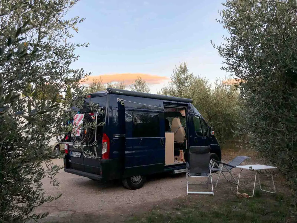 Wohnmobil auf Bauernhof-Stellplatz im Olivenhain mit France Passion