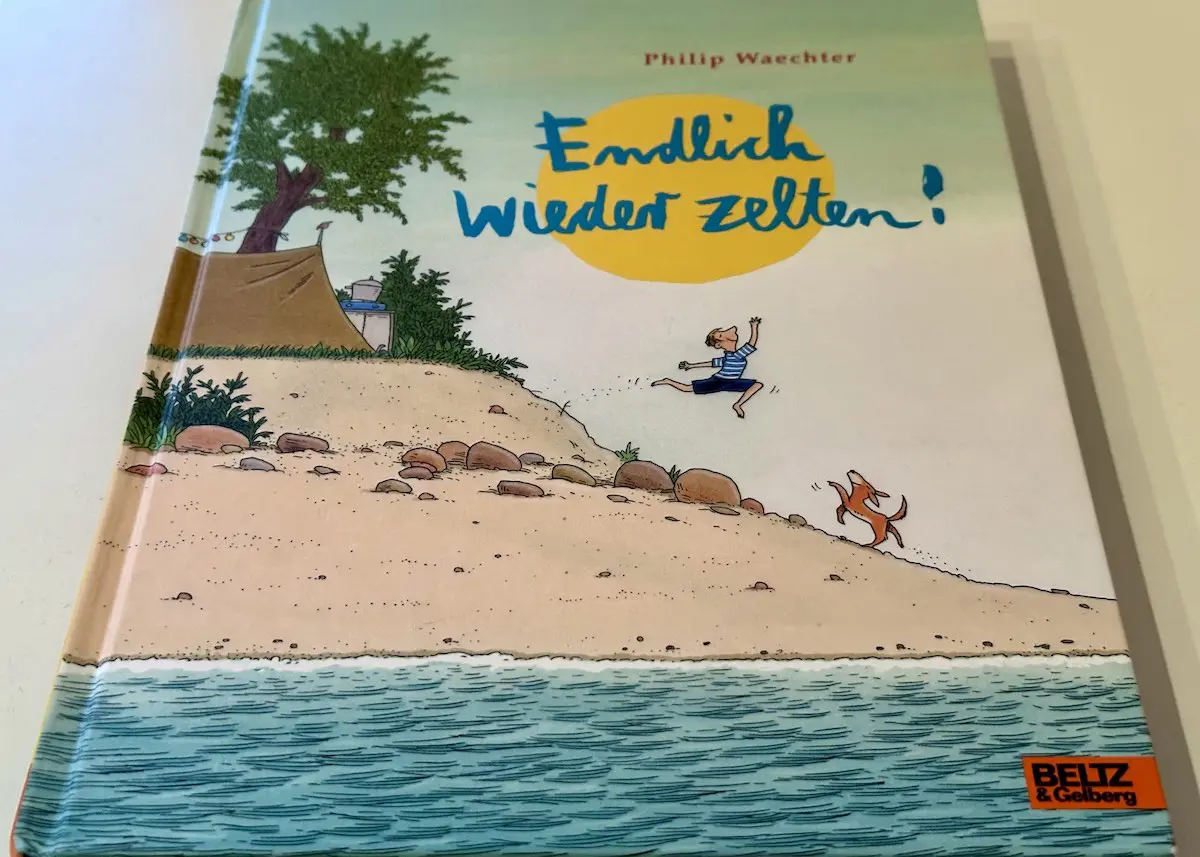 Der Titel des Kinderbuchs "Endlich wieder zelten" im Stil eines Comic