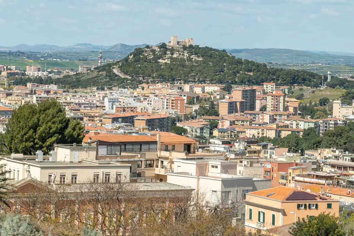 Blick über Cagliaris Altstadt bis zum Park am Hügel rund um das Castello San Michele