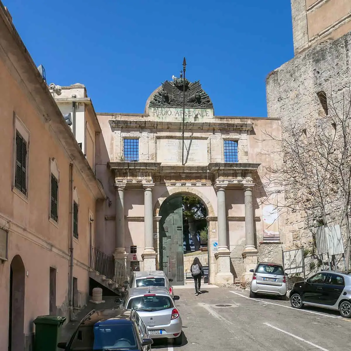 Eingangsportal zur Zitadelle der Museen im ehemaligen Arsenal in der Altstadt von Cagliari.