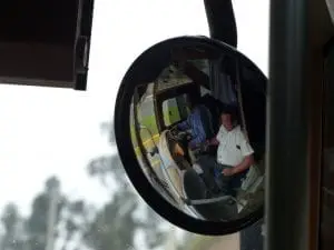 Fahrer und Copilot im Cockpit des Autobus beim Backpacking in Ecuador