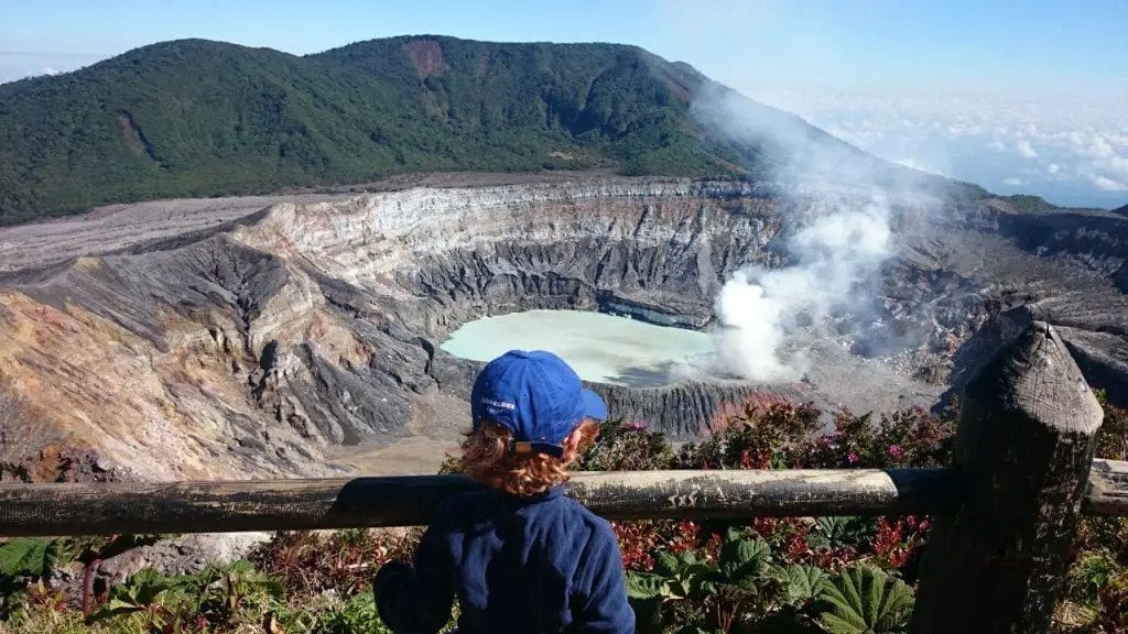 Vulkane in Costa Rica mit Kindern - Kind am Vulkan Poas