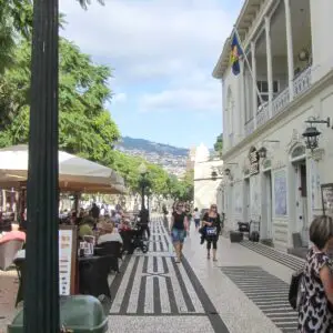 Blick in eine Straße in Funchal auf Madeira