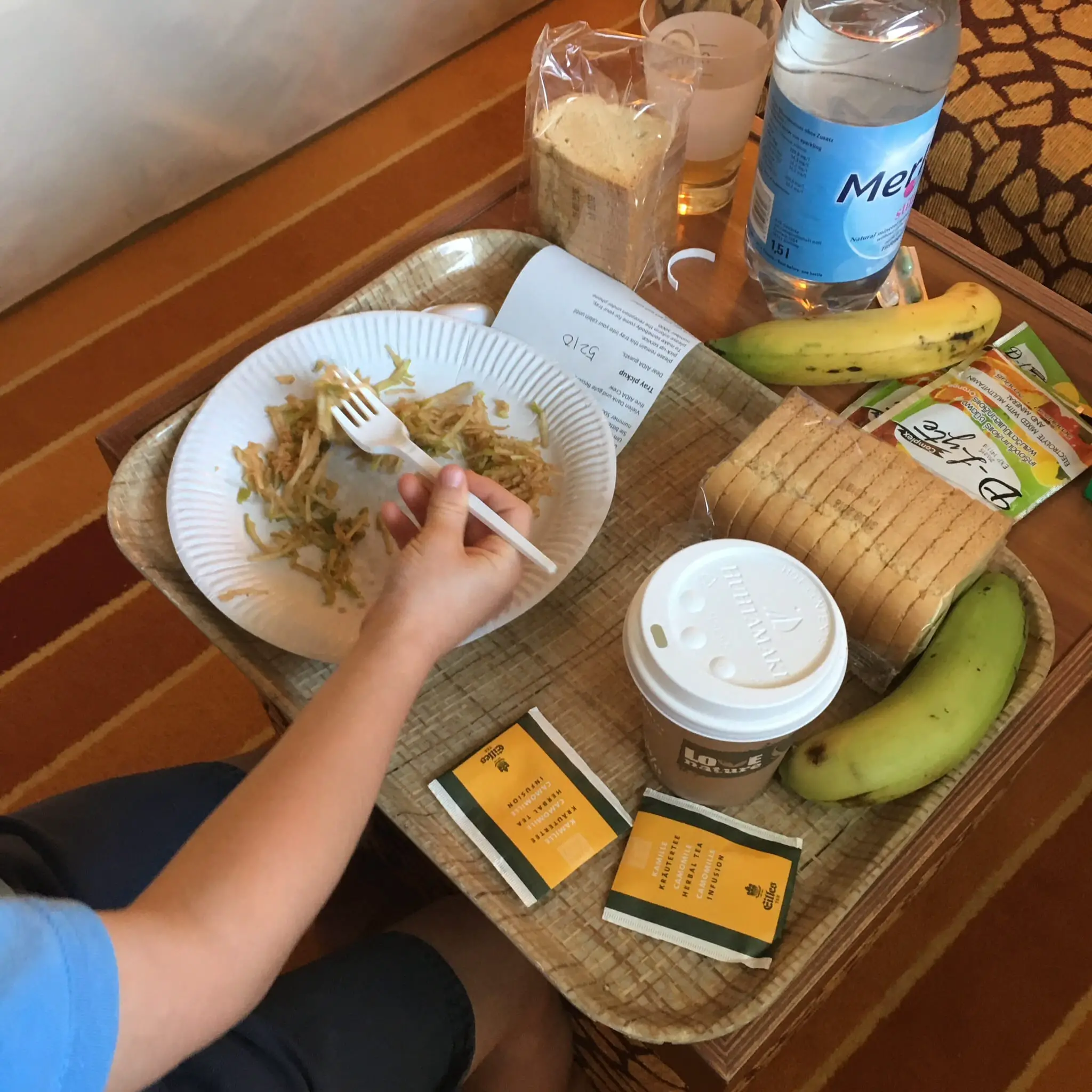 Kranke Kinder auf Kreuzfahrt erhalten Frühstück auf der Kabine