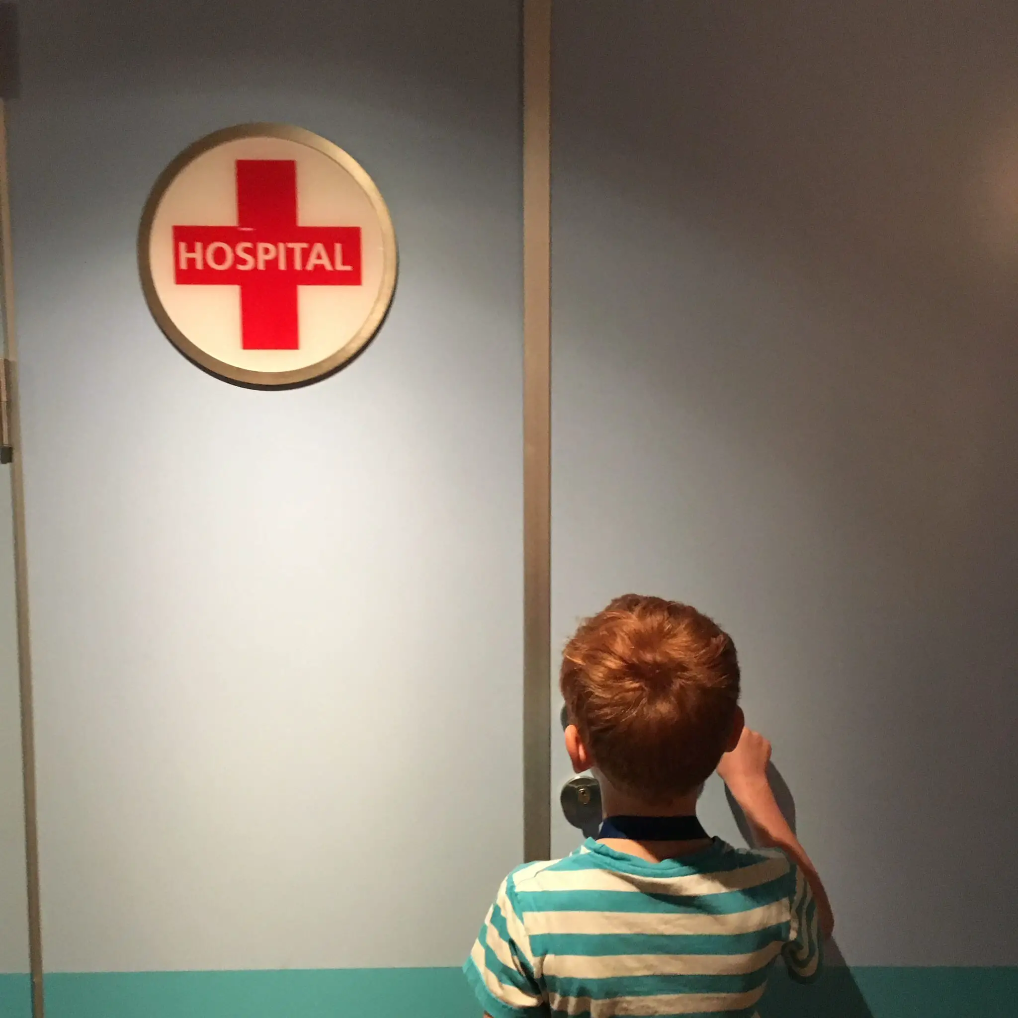 Krankes Kind auf Kreuzfahrt vor Hospital