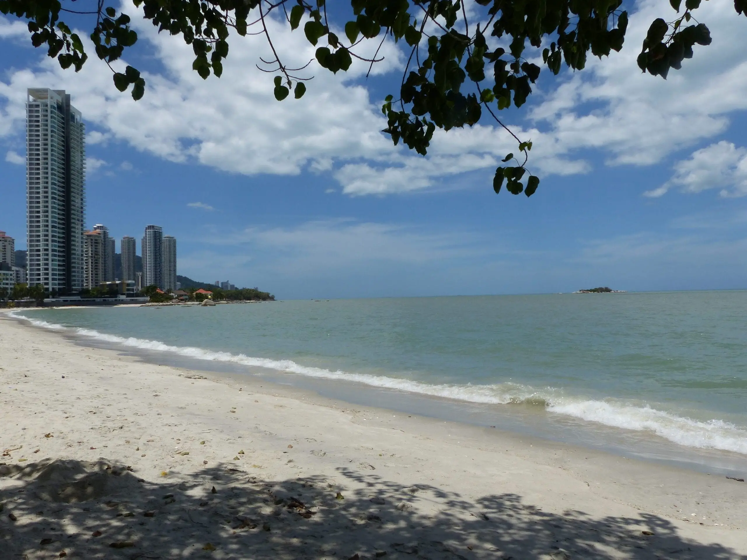 Strand auf der Insel Penang in Malaysia