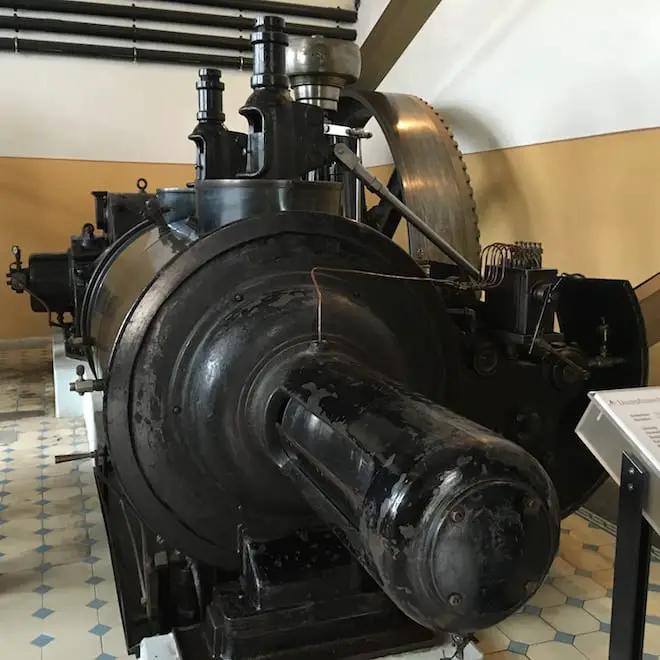 Dampfmaschine im Porzellanikon Selb - Kind begeistert - Porzellan-Museum Familien Fichtelgebirge