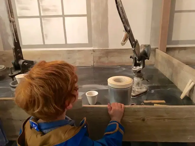 Kind beim Tasse gießen - Porzellan im Museum Selb