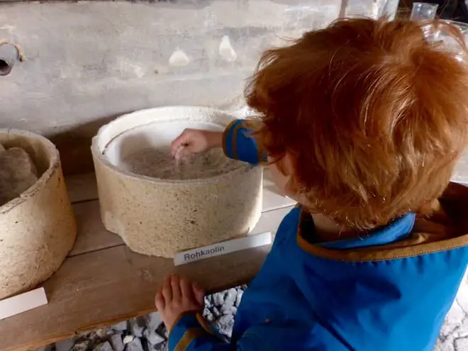 Porzellanikon: Kinder lernen Rohkaolin kennen - Porzellan-Museum Familien Fichtelgebirge