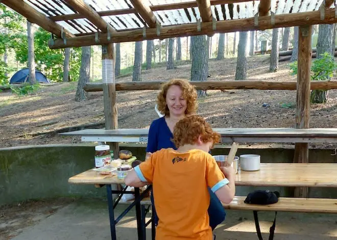 Frühstück beim Zelten mit Kind auf dem Campingplatz Hexenwäldchen