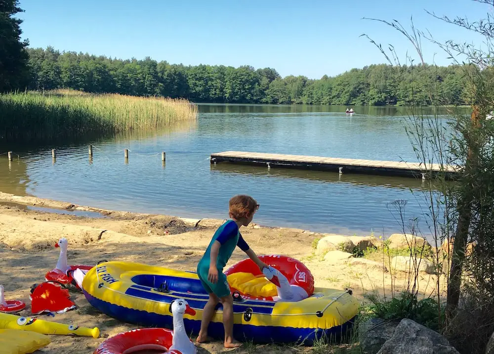 Mecklenburgische Seenplatte mit Kind auf dem Campingplatz